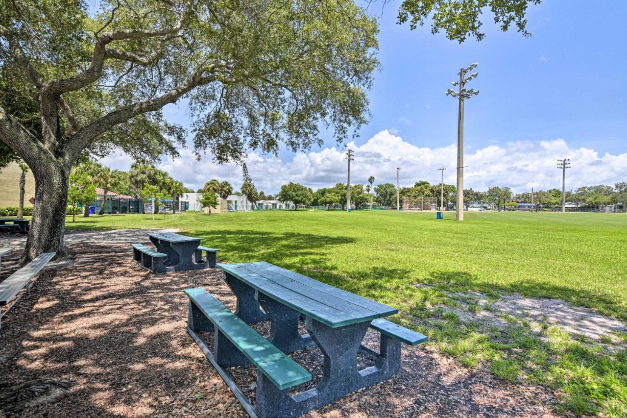 Shady And Eclectic Fort Lauderdale Dwelling With Yard! Exterior photo